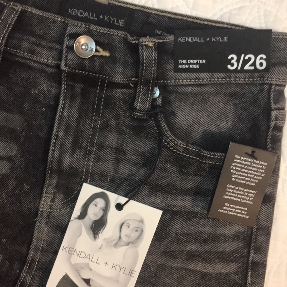 NEW Kendall + Kylie Size 3/26 high rise shorts